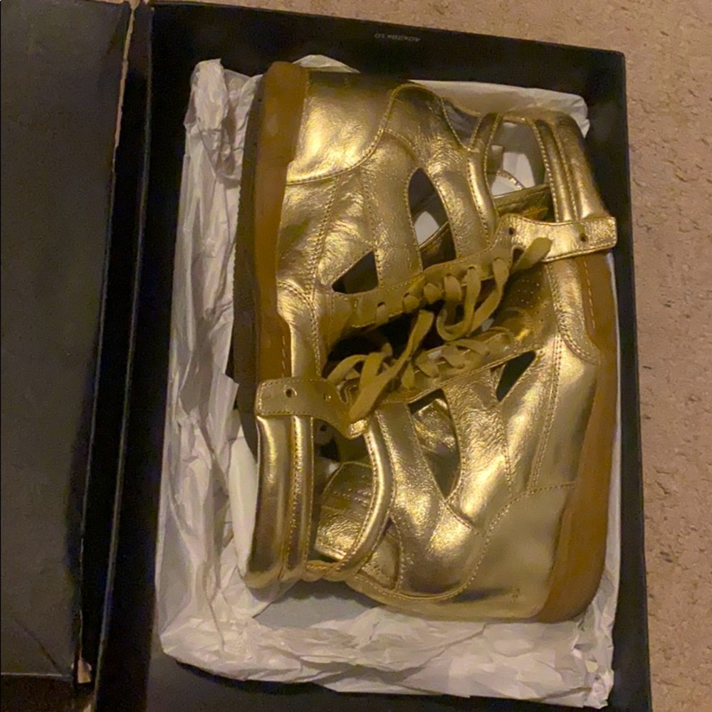 Marc jacobs gold wedges